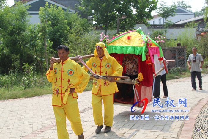 花園鄉(xiāng)趙洪坡村舉行首屆“觀民俗、包粽子、坐花轎”民俗文化活動