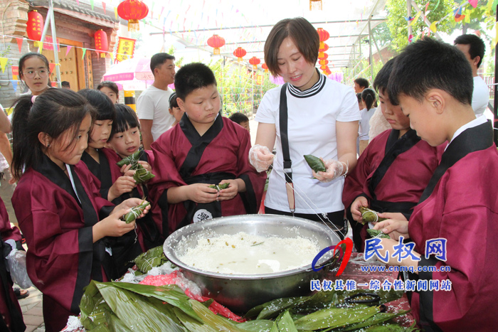 花園鄉(xiāng)趙洪坡村舉行首屆“觀民俗、包粽子、坐花轎”民俗文化活動