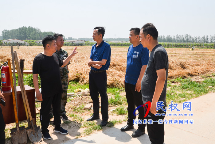 縣委常委、副縣長信木祥到人和鎮(zhèn)督導(dǎo)檢查三夏生產(chǎn)和秸稈禁燒工作