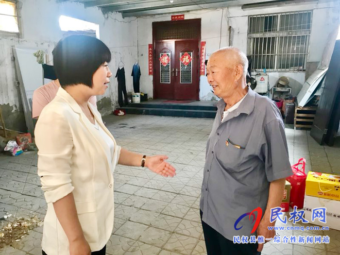 民權(quán)縣幼兒園黨支部開(kāi)展“慶七一”慰問(wèn)退休老黨員代表活動(dòng) 民權(quán)縣幼兒園黨支部開(kāi)展“慶七一”慰問(wèn)退休老黨員代表活動(dòng)