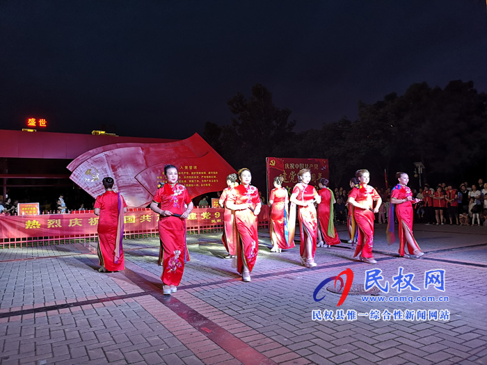 民權(quán)縣志愿者協(xié)會慶祝中國共產(chǎn)黨建黨98周年文藝匯演在東區(qū)廣場舉行 民權(quán)縣志愿者協(xié)會慶祝中國共產(chǎn)黨建黨98周年文藝匯演在東區(qū)廣場舉行