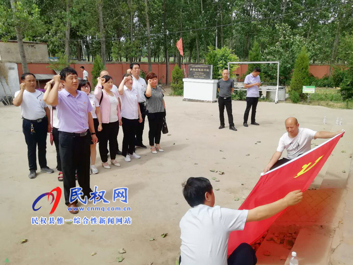 縣民族學校黨支部組織黨員教師開展“參觀李館地道遺址，弘揚紅色革命精神” 實踐教育活動