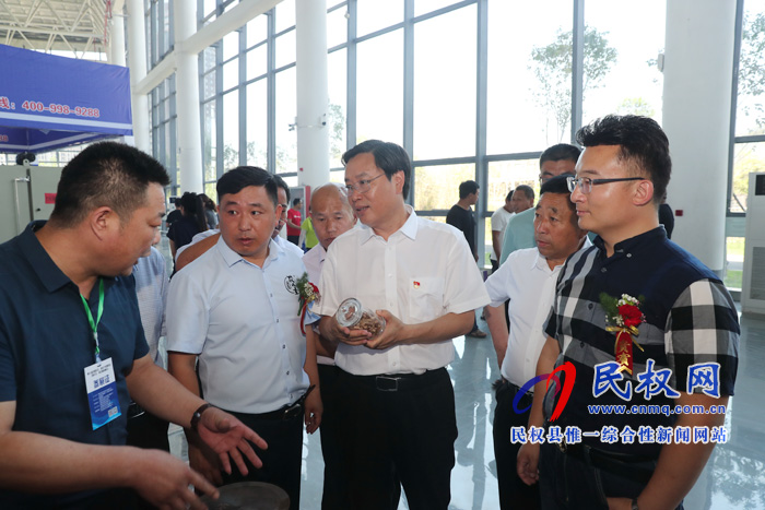 市人大常委會副主任、縣委書記姬脈常參觀2019第七屆中國花生、葵花產(chǎn)業(yè)博覽會展館