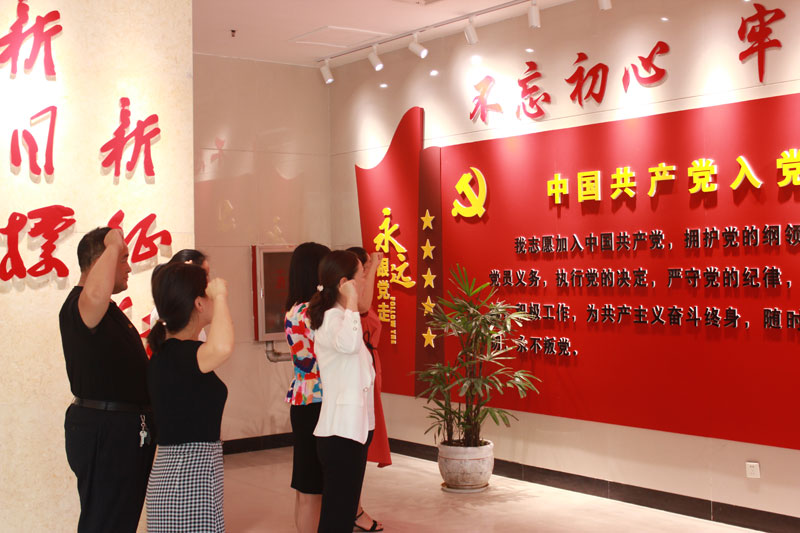 團(tuán)委、婦聯(lián)開展慶“七一”重溫入黨誓詞活動(dòng)