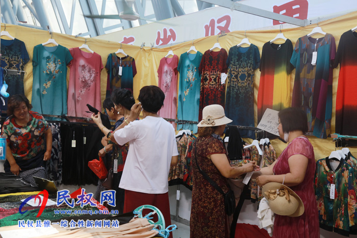 2019民權(quán)首屆蘇杭絲綢展暨生活用品博覽會在我縣夢蝶會展中心今日拉開序幕 2019民權(quán)首屆蘇杭絲綢展暨生活用品博覽會在我縣夢蝶會展中心今日拉開序幕
