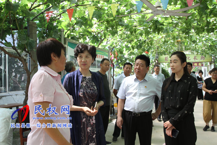 省婦聯(lián)副主席崔愛蘭到民權(quán)調(diào)研“巧媳婦”工程及婦女發(fā)展工作 省婦聯(lián)副主席崔愛蘭到民權(quán)調(diào)研“巧媳婦”工程及婦女發(fā)展工作
