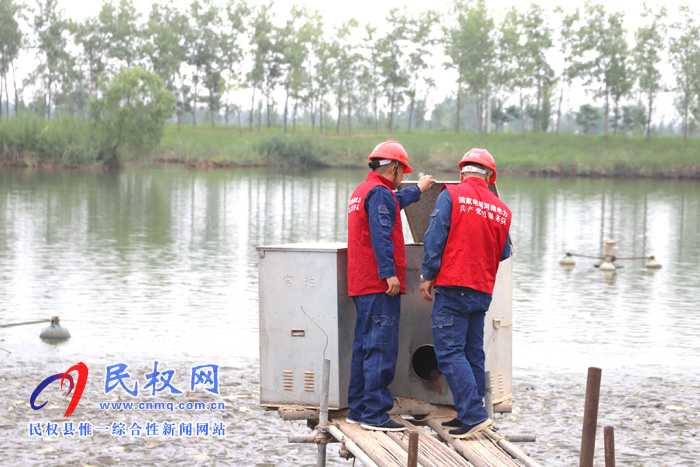 供電公司:心懷感恩送錦旗 ?原來(lái)只為幾塘雨 供電公司:心懷感恩送錦旗 ?原來(lái)只為幾塘雨