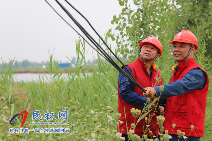 供電公司:心懷感恩送錦旗 ?原來(lái)只為幾塘雨 供電公司:心懷感恩送錦旗 ?原來(lái)只為幾塘雨