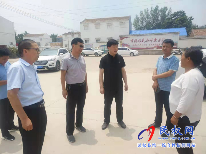 縣農(nóng)業(yè)農(nóng)村局局長張友永到龍?zhí)伶?zhèn)督導(dǎo)“三清一改”工作