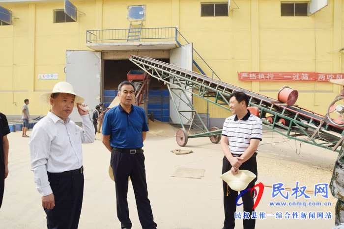 縣領(lǐng)導(dǎo)錦傳星基層調(diào)研夏糧收購情況 縣領(lǐng)導(dǎo)錦傳星基層調(diào)研夏糧收購情況