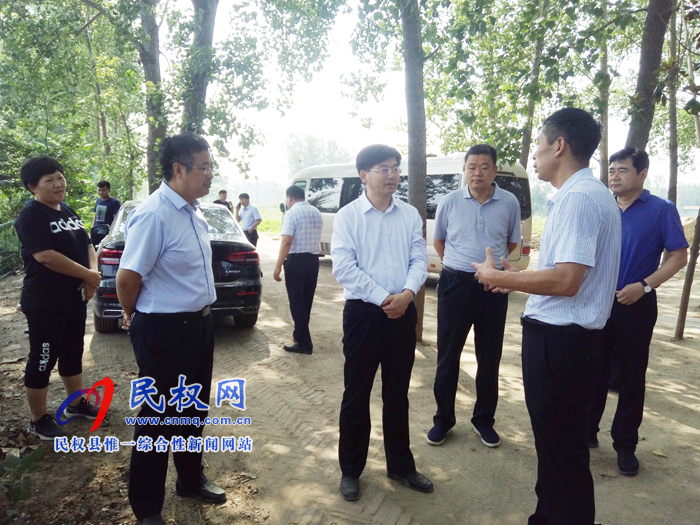 縣委副書記、縣長張團(tuán)結(jié)調(diào)研水源地保護(hù)區(qū)安置區(qū)建設(shè)和土地整治工作