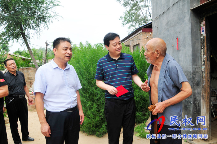 縣委常委、統(tǒng)戰(zhàn)部長趙通慰問革命老區(qū)復(fù)退軍人