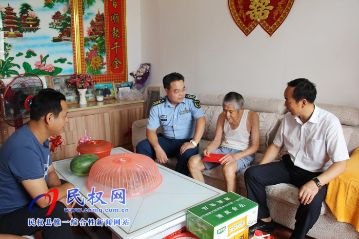 縣領(lǐng)導(dǎo)江靜亞、韓德勇到雙塔鎮(zhèn)慰問老復(fù)員退伍軍人