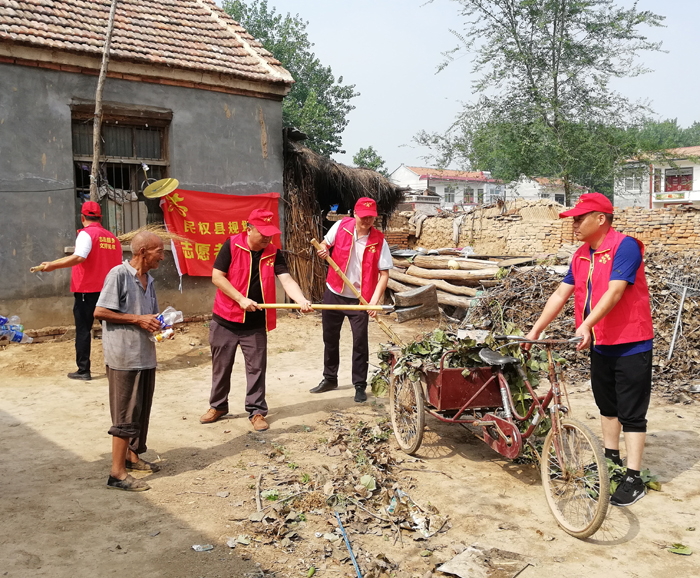 民權(quán)縣規(guī)劃中心志愿者深入貧困戶家庭開(kāi)展農(nóng)村人居環(huán)境整治工作 民權(quán)縣規(guī)劃中心志愿者深入貧困戶家庭開(kāi)展農(nóng)村人居環(huán)境整治工作