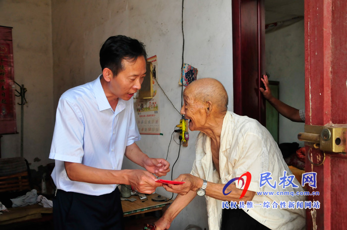 縣委常委、副縣長信木祥“八一”前夕走訪慰問復(fù)退、復(fù)員軍人
