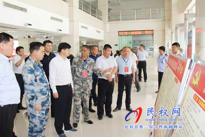 縣委副書記、縣長(zhǎng)張團(tuán)結(jié)檢查指導(dǎo)征兵體檢工作