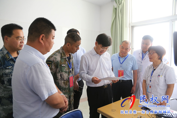縣委副書記、縣長(zhǎng)張團(tuán)結(jié)檢查指導(dǎo)征兵體檢工作
