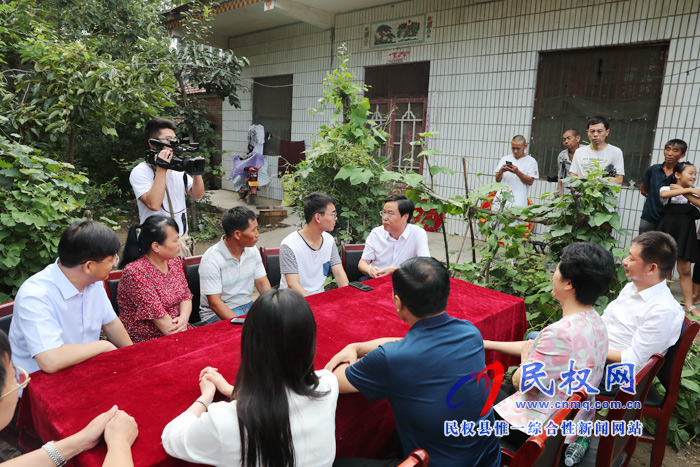 市人大常委會(huì)副主任、縣委書記姬脈常慰問(wèn)我縣考入“清華大學(xué)”優(yōu)秀學(xué)子賈凱