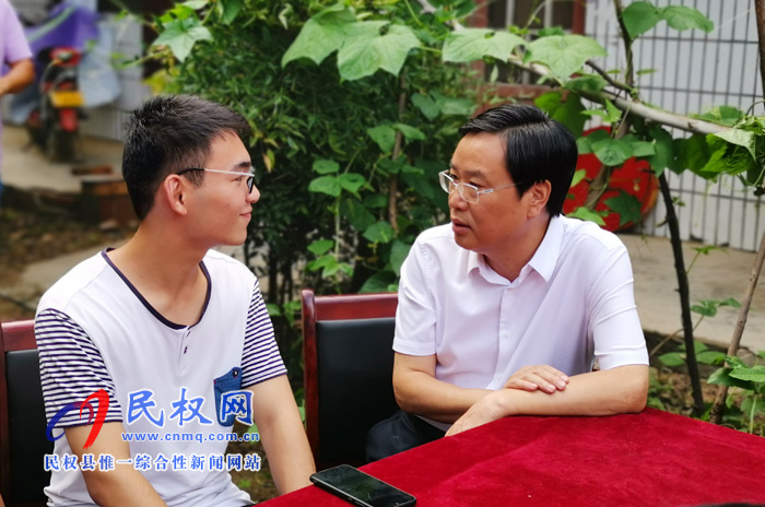 市人大常委會(huì)副主任、縣委書記姬脈常慰問(wèn)我縣考入“清華大學(xué)”優(yōu)秀學(xué)子賈凱