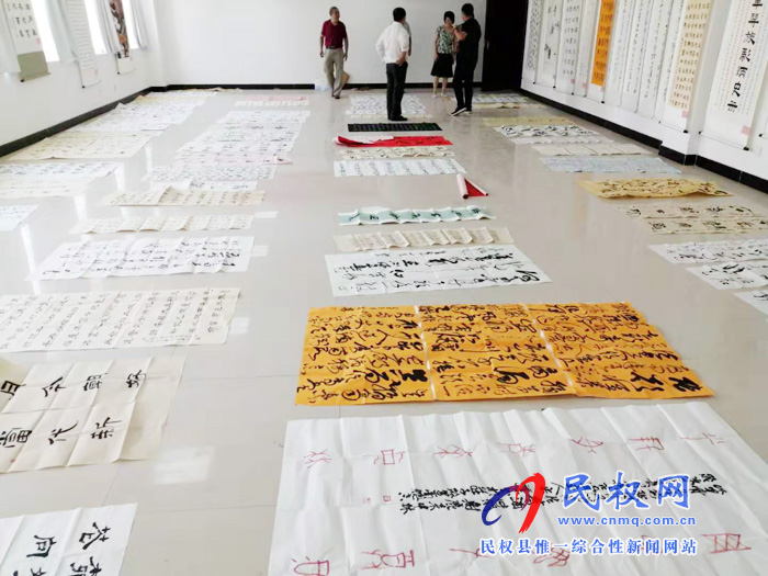 縣文聯(lián)“慶祝新中國暨人民政協(xié)成立70周年書畫展”開展書畫遴選活動 縣文聯(lián)“慶祝新中國暨人民政協(xié)成立70周年書畫展”開展書畫遴選活動