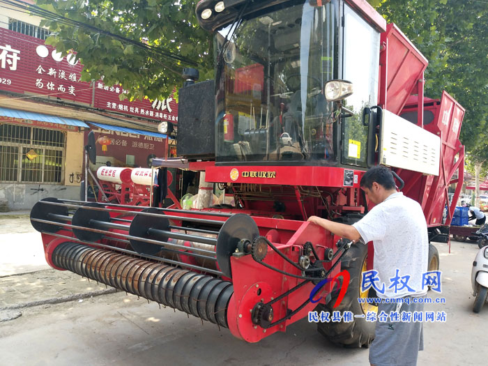 野崗鎮(zhèn)提前檢修農機具積極備戰(zhàn)“三秋” 野崗鎮(zhèn)提前檢修農機具積極備戰(zhàn)“三秋”
