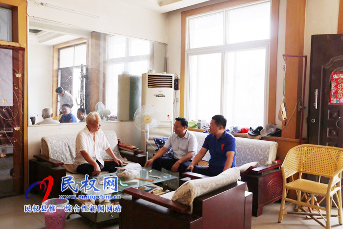 縣人大常委會副主任石克林、李新軍看望慰問部分離退休老干部