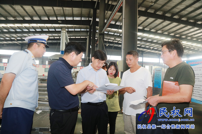 縣委副書記、縣長(zhǎng)張團(tuán)結(jié)對(duì)我縣企業(yè)安全生產(chǎn)工作進(jìn)行檢查