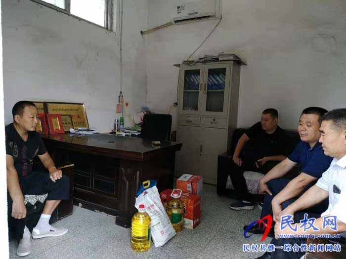 民權(quán)縣道路運(yùn)輸服務(wù)中心開展走訪慰問“商丘好人” 民權(quán)縣道路運(yùn)輸服務(wù)中心開展走訪慰問“商丘好人”