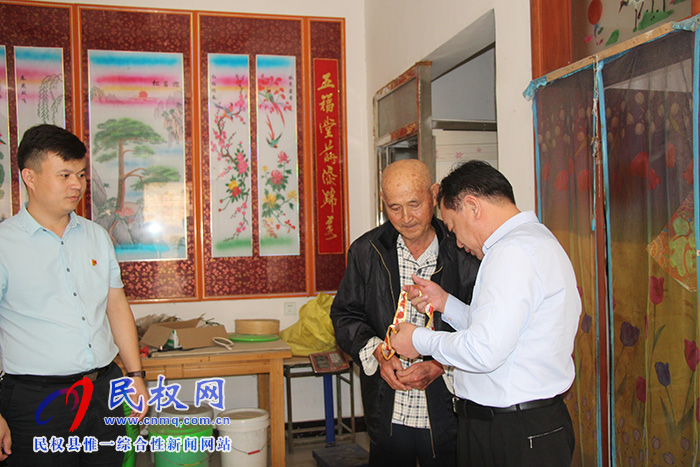 龍?zhí)伶?zhèn):慰問(wèn)革命老前輩 不忘初心擔(dān)使命 龍?zhí)伶?zhèn):慰問(wèn)革命老前輩 不忘初心擔(dān)使命