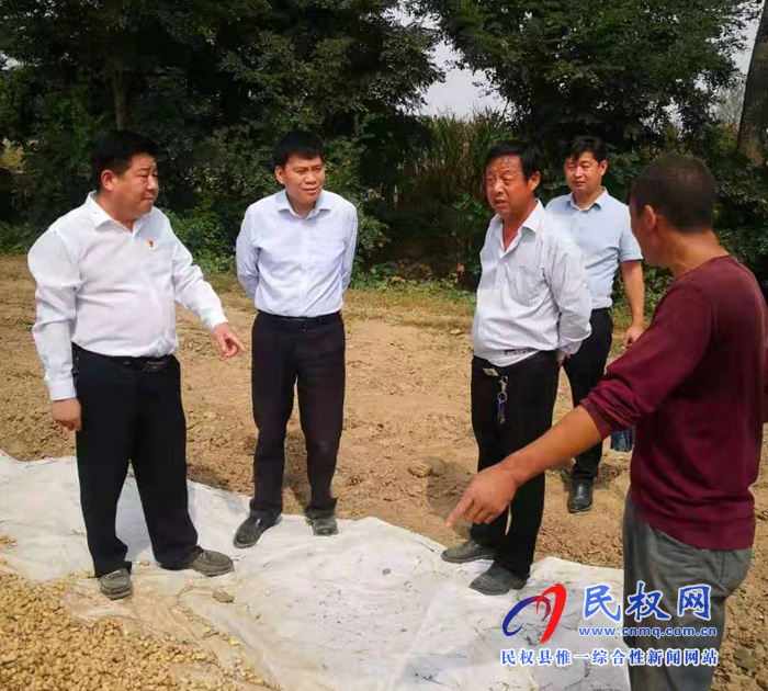市委常務(wù)副秘書長、市委辦公室主任吳金山到人和鎮(zhèn)黃寨村開展“三?五”基層工作日活動(dòng)