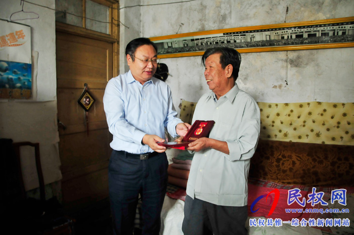 市委常委、常務副市長吳祖明到我縣走訪慰問全國勞動模范劉翔鳴