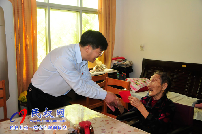 縣委副書記、縣長張團結(jié)看望慰問百歲老人
