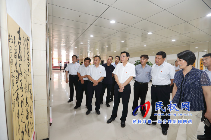 市人大常委會副主任、縣委書記姬脈常參觀慶祝新中國暨人民政協(xié)成立70周年書畫展