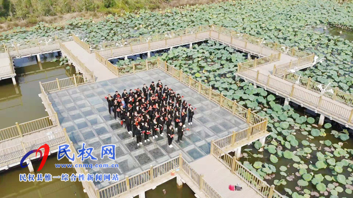 民權(quán)縣新華書店快閃獻(xiàn)禮新中國(guó)成立70周年 民權(quán)縣新華書店快閃獻(xiàn)禮新中國(guó)成立70周年