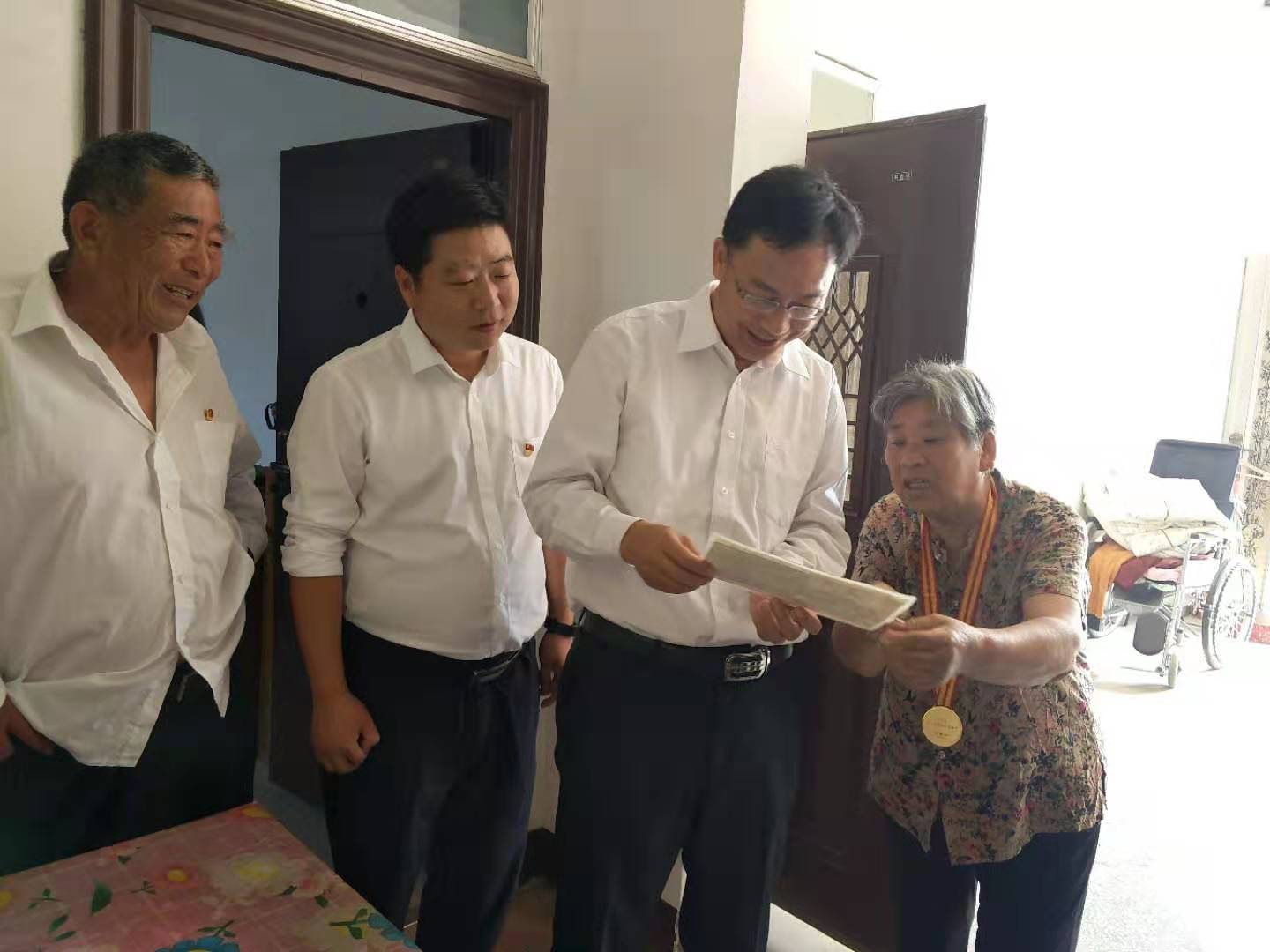 走訪慰問老黨員 濃濃關(guān)懷暖人心   縣委常委、紀(jì)委書記、監(jiān)察委主任張亞光到胡集鄉(xiāng)慰問老黨員