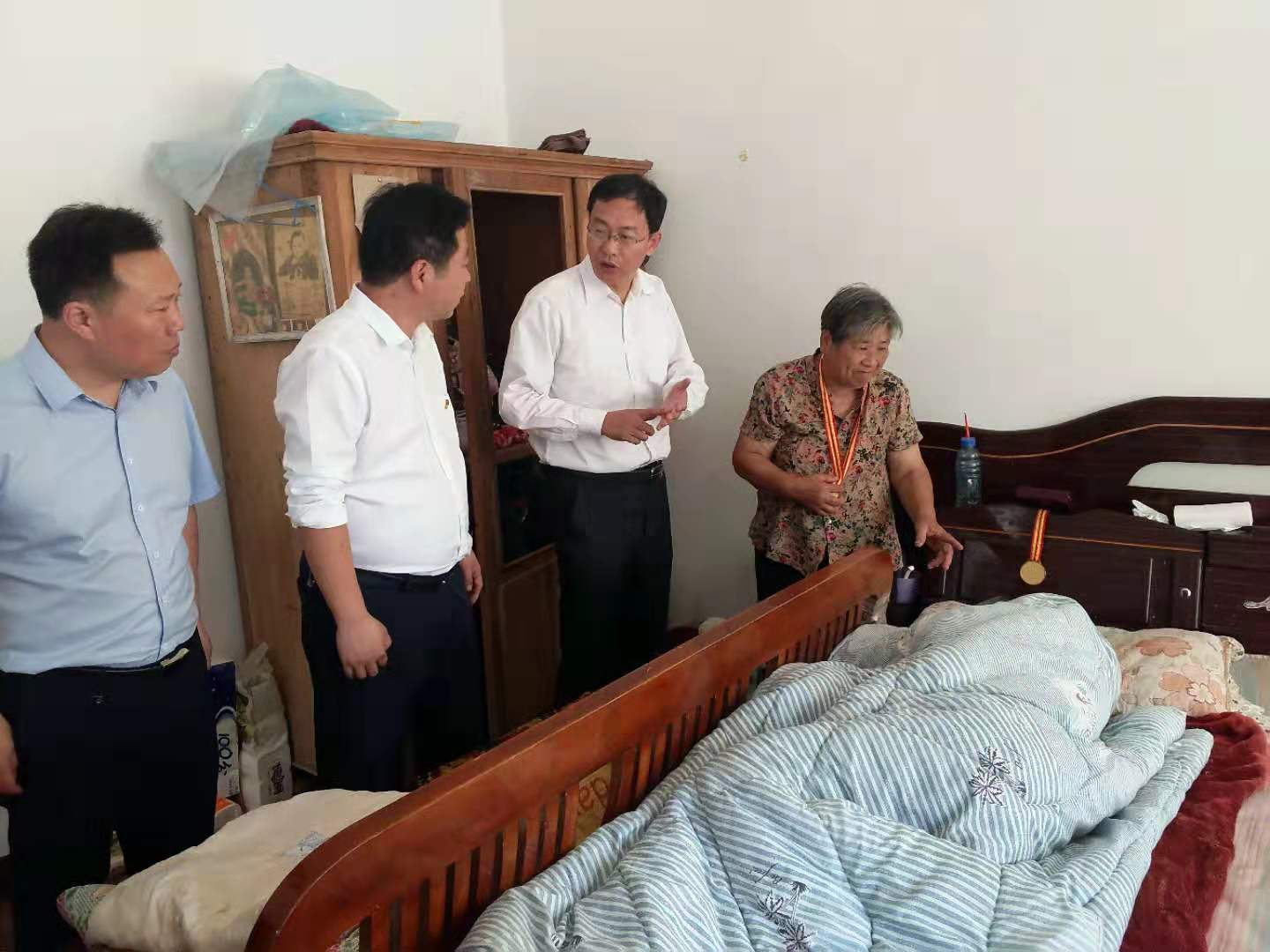 走訪慰問老黨員 濃濃關(guān)懷暖人心   縣委常委、紀(jì)委書記、監(jiān)察委主任張亞光到胡集鄉(xiāng)慰問老黨員