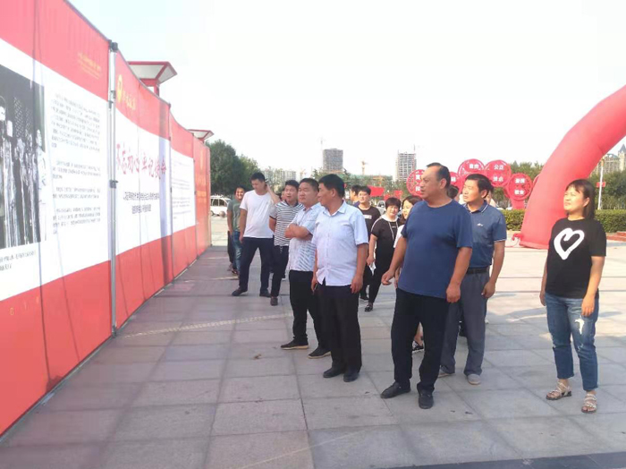 縣規(guī)劃中心組織人員觀看民權(quán)縣慶祝新中國(guó)成立70周年“我和我的祖國(guó)”大型圖片展 縣規(guī)劃中心組織人員觀看民權(quán)縣慶祝新中國(guó)成立70周年“我和我的祖國(guó)”大型圖片展