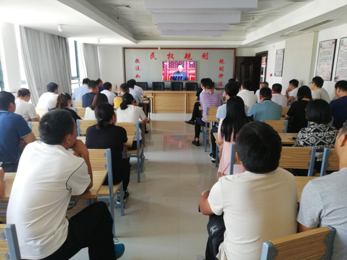 縣規(guī)劃中心全體黨員干部集中觀看中華人民共和國(guó)成立70周年慶典、閱兵儀式和群眾游行實(shí)況直播