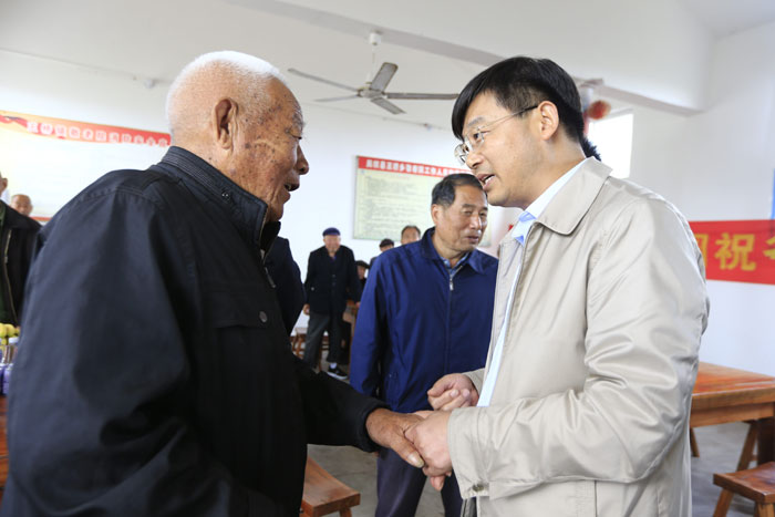 縣委副書記、縣長張團結(jié)重陽節(jié)慰問敬老院老人