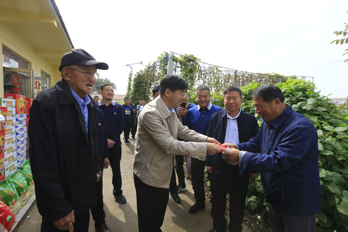縣委副書記、縣長張團結(jié)重陽節(jié)慰問敬老院老人