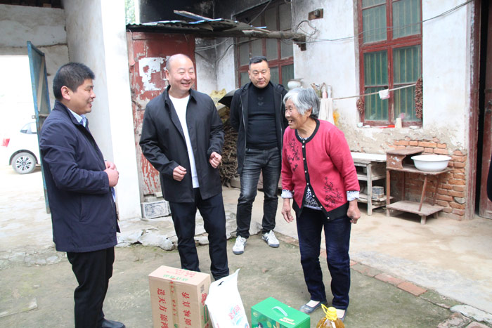 愛心企業(yè)扶貧日到花園鄉(xiāng)開展“獻(xiàn)愛心、送溫暖”活動(dòng)