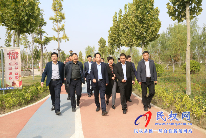 縣委常委、常務(wù)副縣長李啟峰查看我縣創(chuàng)建國家園林城市工作開展情況