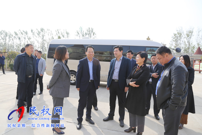 縣委常委、常務(wù)副縣長李啟峰查看我縣創(chuàng)建國家園林城市工作開展情況