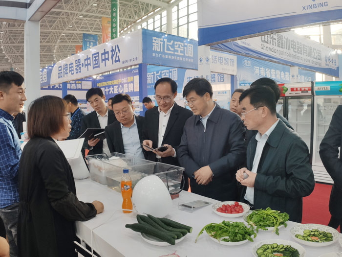縣委副書記、縣長張團結(jié)走訪冷博會參展企業(yè)