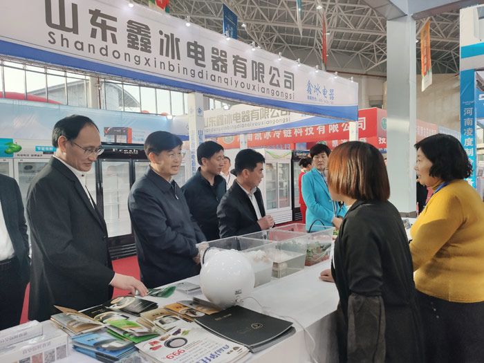 縣委副書記、縣長張團結(jié)走訪冷博會參展企業(yè)