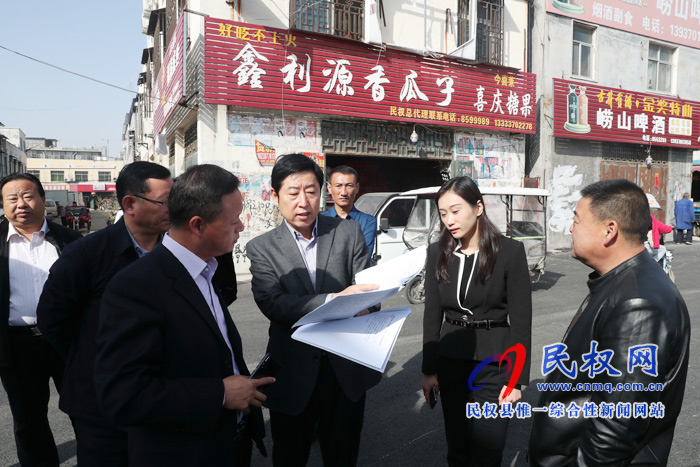 縣委常委、宣傳部長屠志遠(yuǎn)查看文明城創(chuàng)建工作