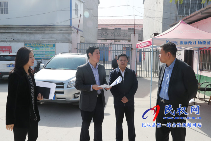 縣委常委、宣傳部長屠志遠(yuǎn)查看文明城創(chuàng)建工作