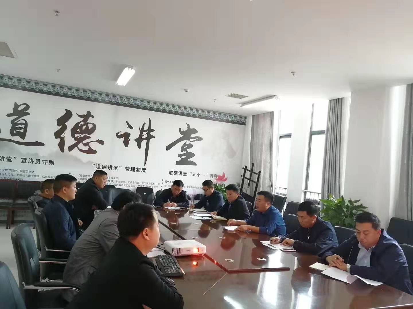 縣林業(yè)發(fā)展服務(wù)中心召開(kāi)對(duì)照黨章黨規(guī)找差距專(zhuān)題會(huì)議
