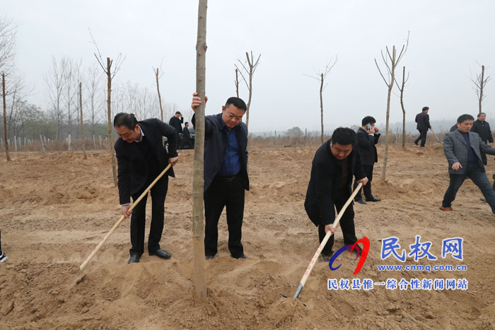 縣領(lǐng)導(dǎo)參加冬季義務(wù)植樹活動(dòng) 縣領(lǐng)導(dǎo)參加冬季義務(wù)植樹活動(dòng)