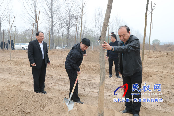 縣領(lǐng)導(dǎo)參加冬季義務(wù)植樹活動(dòng) 縣領(lǐng)導(dǎo)參加冬季義務(wù)植樹活動(dòng)